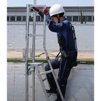 荷台への昇降ステップ