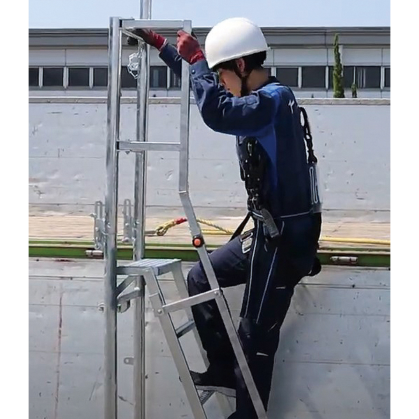 荷台への昇降ステップ