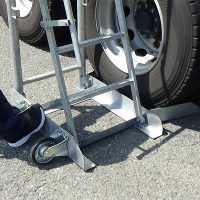 タイヤ固定の輪止め