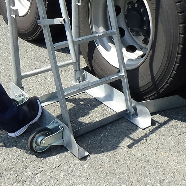 タイヤ固定の輪止め